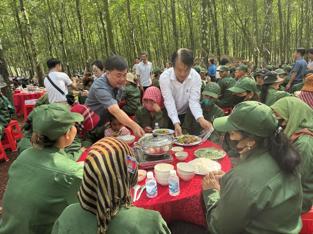 “Bữa cơm Công đoàn” ấm tình giữa rừng Cao su Lộc Ninh
