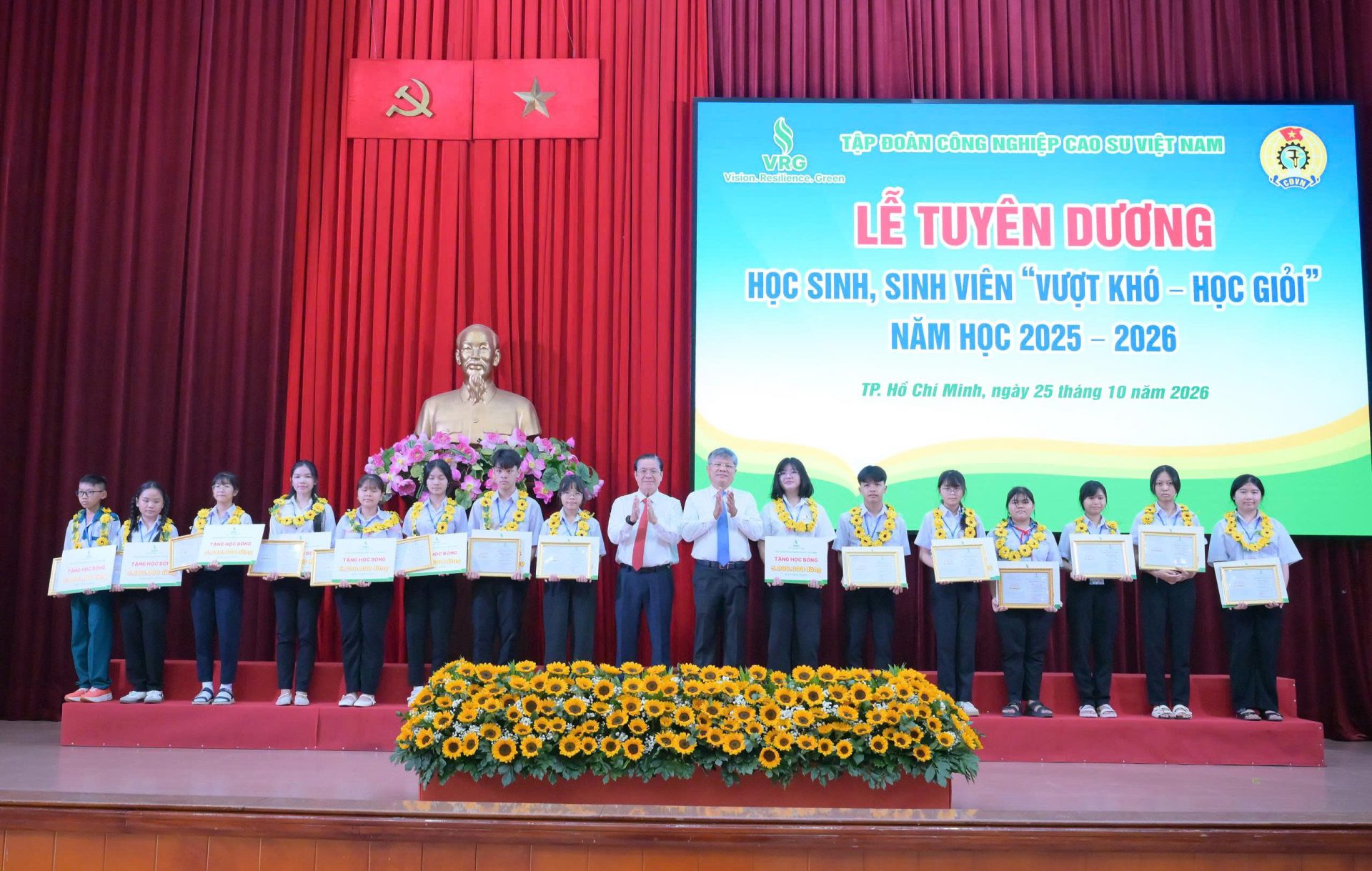 VRG trao học bổng cho 853 học sinh, sinh viên vượt khó học giỏi